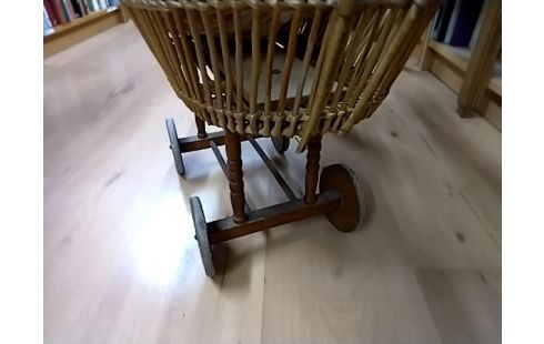 BERCEAU Poupée rotin a réparer