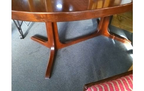 TABLE OVALE AVEC ALLONGES INTERIEURES