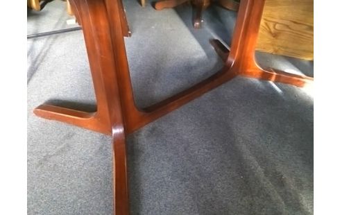 TABLE OVALE AVEC ALLONGES INTERIEURES