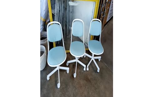 CHAISE ENFANT RÉGLABLE À ROULETTES