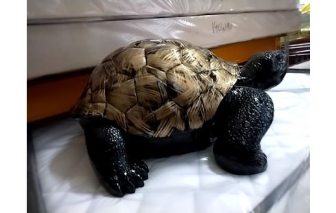 TORTUE NOIR ET DORE 60CM