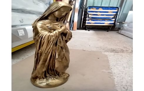 VIERGE MAIN SUR LE COEUR