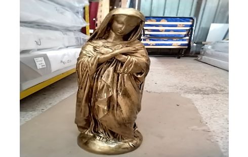 VIERGE MAIN SUR LE COEUR