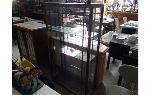 VITRINEKAST METAAL EN GLAS