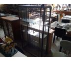 VITRINEKAST METAAL EN GLAS