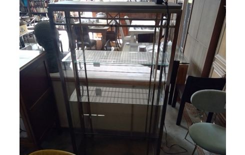 VITRINEKAST METAAL EN GLAS
