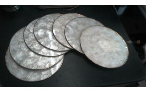 LOT  D' ASSIETTES DE  PRESENTATION NACRE