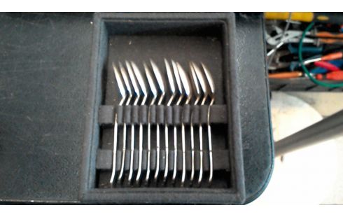 12 PETITES CUILLERES  METAL  ARGENTE