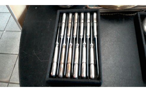 12 GRANDS COUTEAUX  METAL  ARGENTE