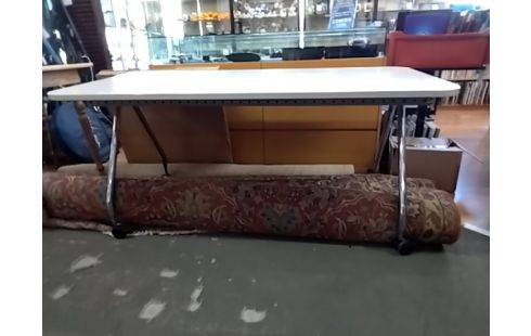 BUREAU PIEDS METAL A ROULETTES