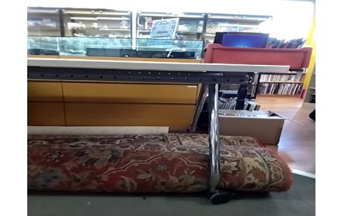 BUREAU PIEDS METAL A ROULETTES