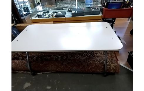 BUREAU PIEDS METAL A ROULETTES