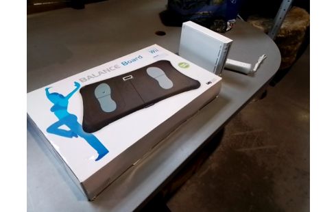 WII NINTENDO CONSOLE + BALANCE BOARD