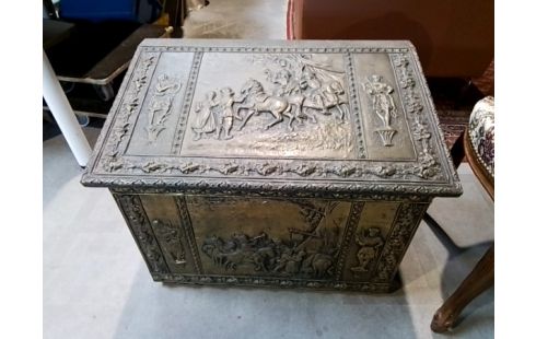 COFFRE EN BOIS GRAVURE EN METAL