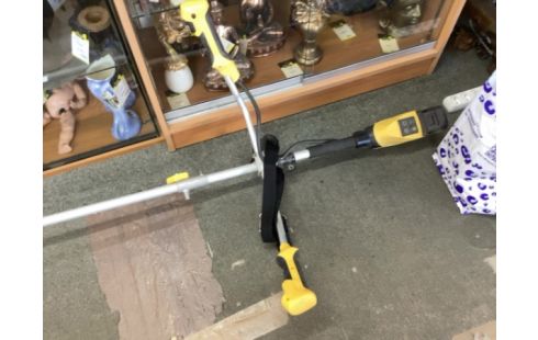 DEBROUSSAILLEUSE SUR BATTERIE NEMURA DCB 220