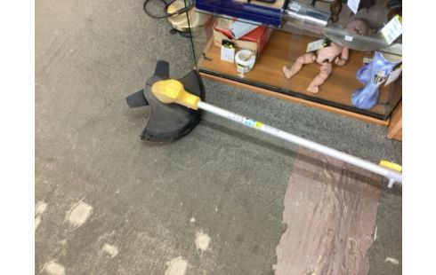 DEBROUSSAILLEUSE SUR BATTERIE NEMURA DCB 220