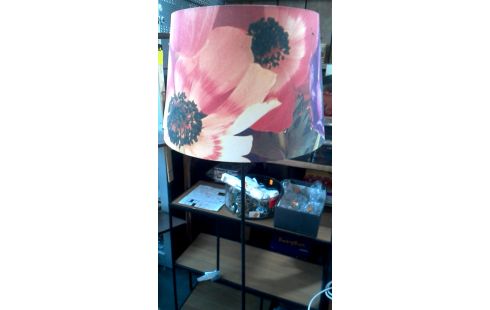 LÁMPARA DE SOBREMESA NEGRO FLOR ROJO