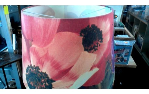 LÁMPARA DE SOBREMESA NEGRO FLOR ROJO