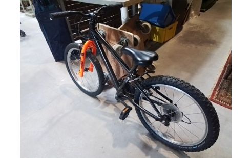 VELO ENFANT NOIR ORANGE