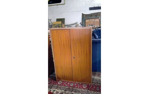 MÖBELSTÜCK IM VINTAGE-STIL