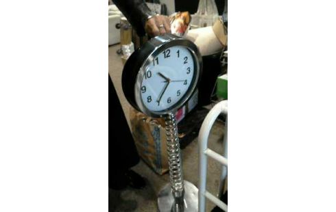 HORLOGE METAL SUR PIED