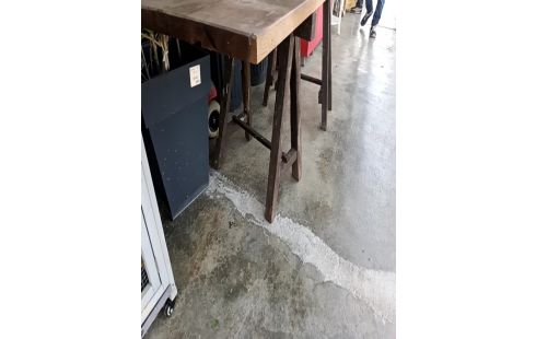 TABLE ETABLI SUR TRÉTEAUX BOIS