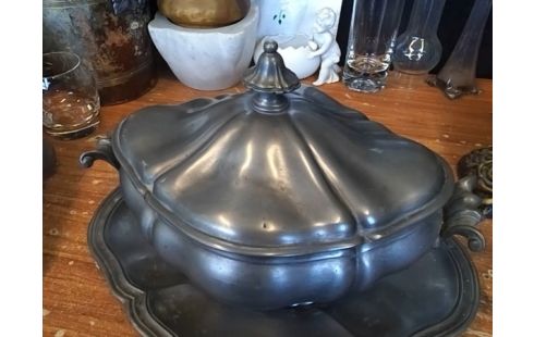 SOUPIERE EN ETAIN AVEC PLATEAU