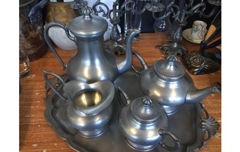 SERVICE DE TABLE ETAIN (PLATEAU + 4 PICHETS)