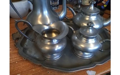 SERVICE DE TABLE ETAIN (PLATEAU + 4 PICHETS)