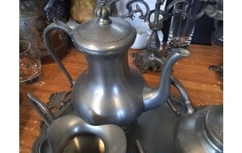 SERVICE DE TABLE ETAIN (PLATEAU + 4 PICHETS)