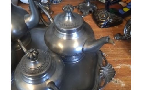 SERVICE DE TABLE ETAIN (PLATEAU + 4 PICHETS)