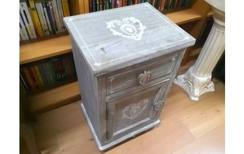 CHEVET BOS GRIS AVEC POIGNEES COEURS