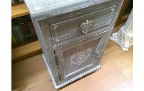 CHEVET BOS GRIS AVEC POIGNEES COEURS