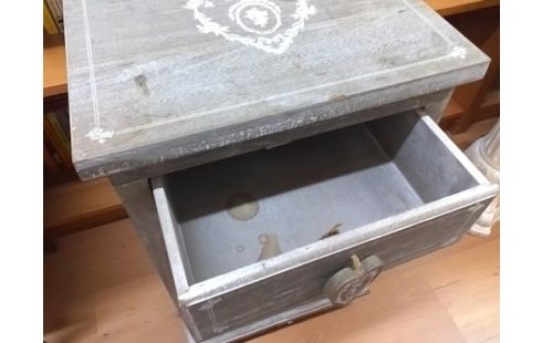 CHEVET BOS GRIS AVEC POIGNEES COEURS