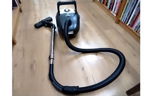ASPIRATEUR NOIR 700W