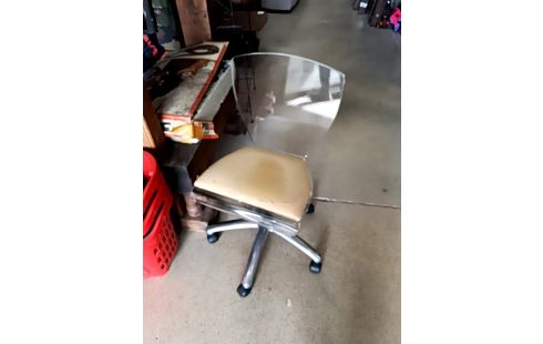 CHAISE A ROULETTES PLEXI