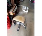 CHAISE A ROULETTES PLEXI