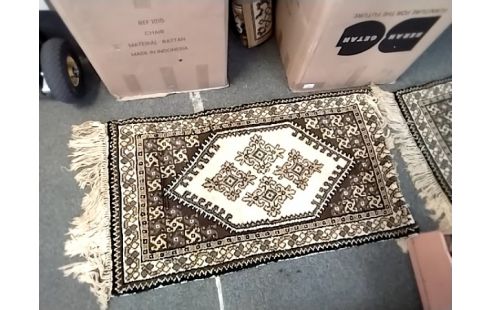 TAPIS PM MARRON (qqes taches)