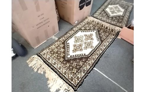 TAPIS PM MARRON (qqes taches)