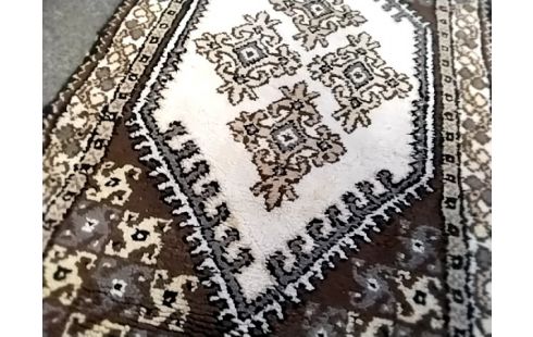 TAPIS PM MARRON (qqes taches)