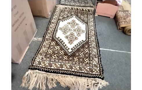 TAPIS PM MARRON (qqes taches)