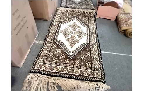 TAPIS PM MARRON (qqes taches)