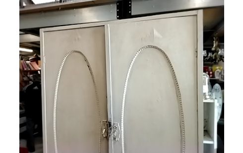 ARMOIRE 2 PTS MÉDAILLON CERUSÉ CLE