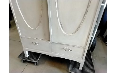 ARMOIRE 2 PTS MÉDAILLON CERUSÉ CLE