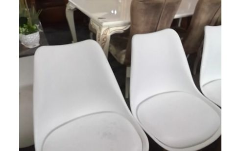 LOT DE 4 CHAISES BLANCHES PLASTIQUE