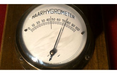 BAROMETER MET KLOK NAUDET HOUT KOPER