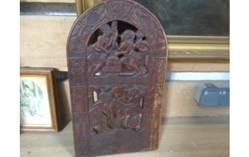 PANNEAU EN BOIS SCULPTÉ