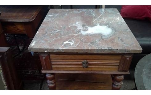 MUEBLE AUXILIAR SOBRE MÁRMOL