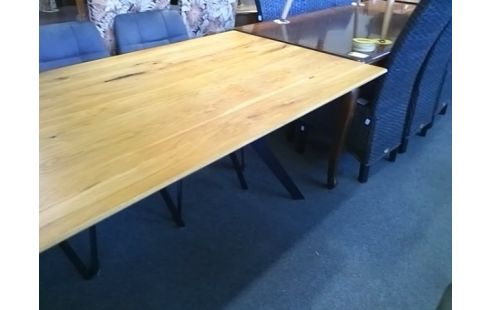 TABLE MODERNE 180X90 (UN ECLAT DANS UN COIN)