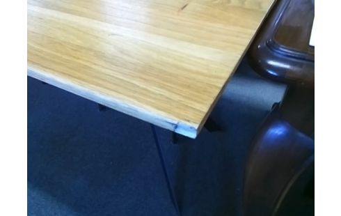 TABLE MODERNE 180X90 (UN ECLAT DANS UN COIN)